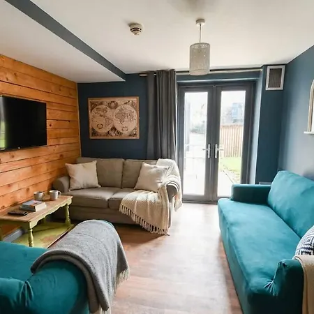 Budget 8 Bedroom Modern In Headingley *