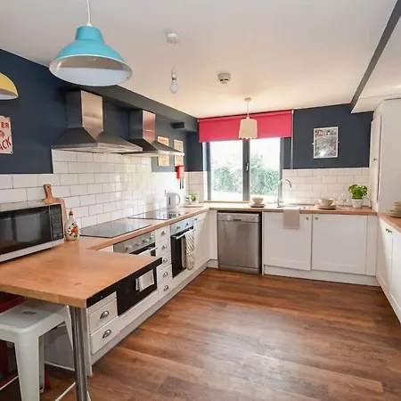 Budget 8 Bedroom Modern In Headingley ليدز