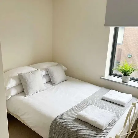 Budget 8 Bedroom Modern In Headingley * ليدز