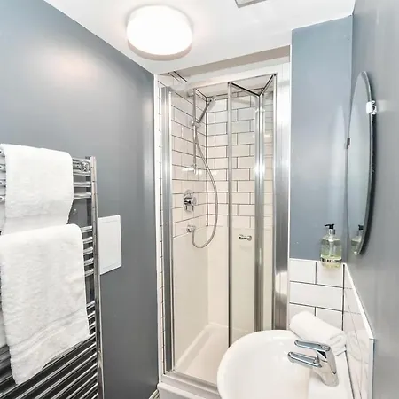 Budget 8 Bedroom Modern In Headingley