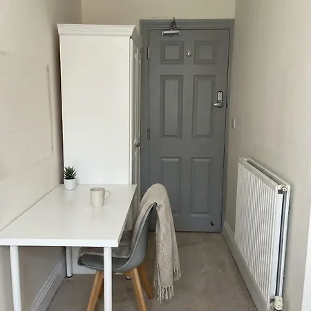 Budget 8 Bedroom Modern In Headingley شقة